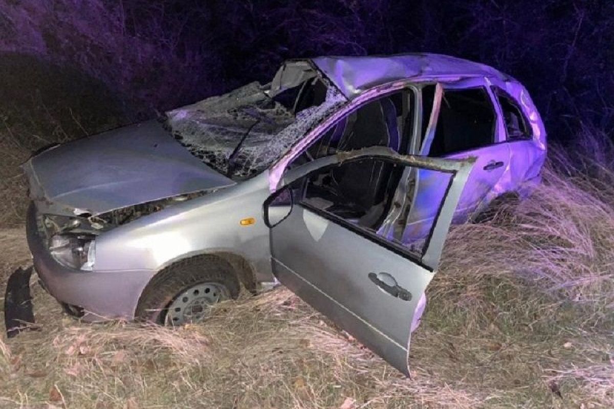 Водитель на LADA съехал на обочину и опрокинулся. Он погиб