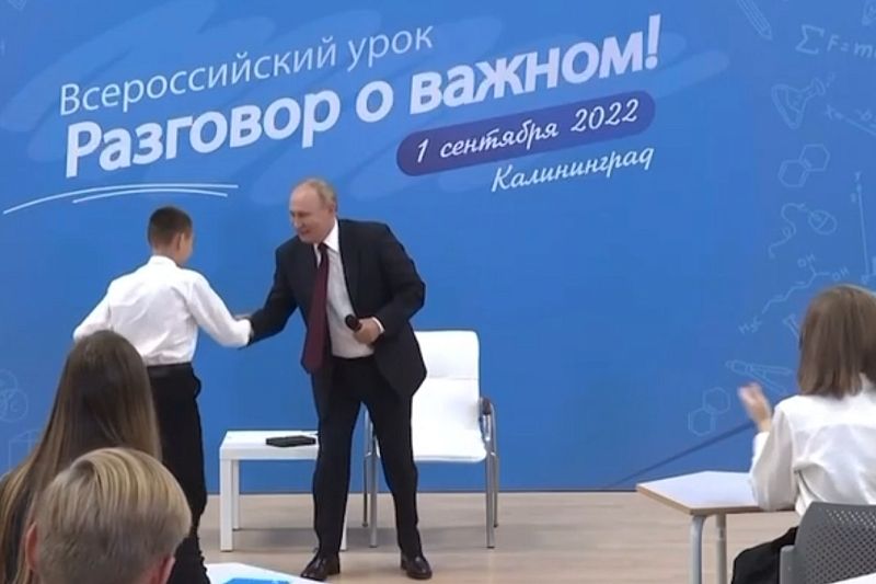 «Раз, два, три…». 1 сентября во время встречи со школьниками Владимир Путин выполнил необычную просьбу