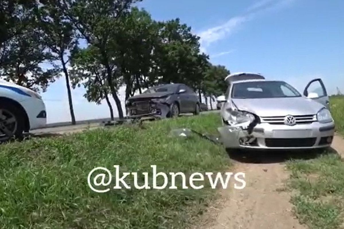 В Краснодаре столкнулись две иномарки. Водителей оштрафовали