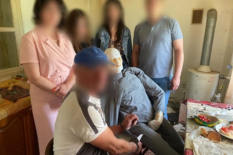 В Краснодарском крае мужчина ударил ножом знакомого за оскорбление родственников. Он умер
