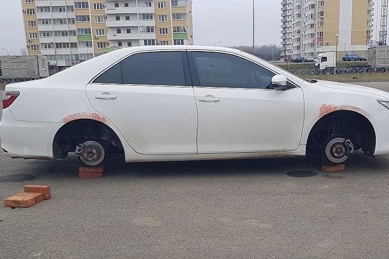В Краснодаре ночью с Toyota Camry сняли колеса