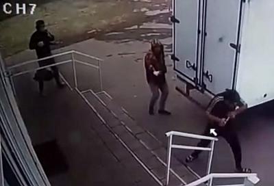 В Краснодарском крае двое мужчин с обрезом напали на бизнесмена и угнали его автомобиль (видео)