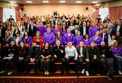 Лидер волонтерского движения России Артем Метелев встретился с добровольцами Кубани