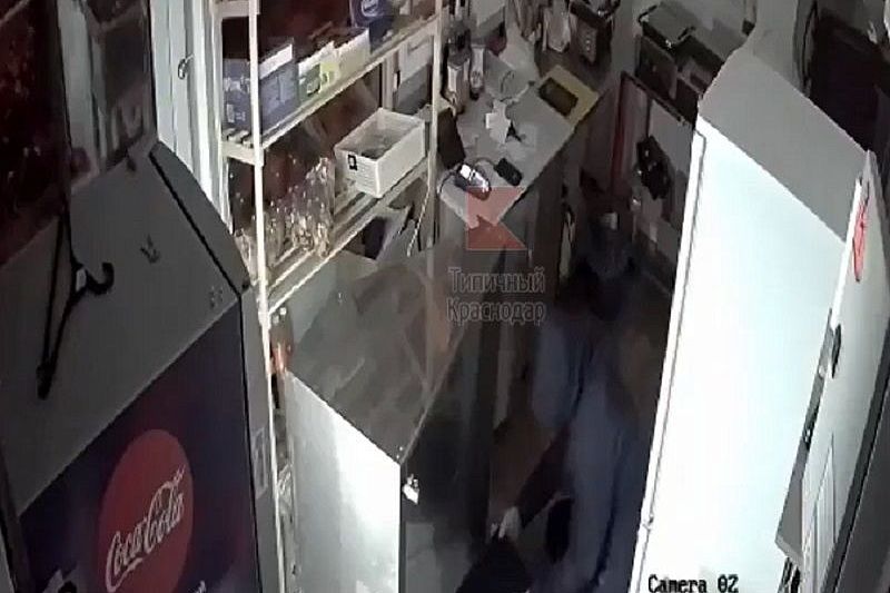 Полиция ищет мужчину ограбившего сосисочную в Краснодаре