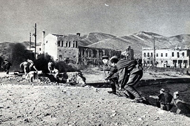Новороссийск. Десантники высаживаются на берег в районе клуба портовиков. Сентябрь 1943 г.