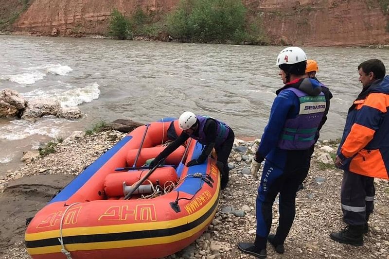 Спасатели в Адыгее четвертый день ищут упавших в горную реку туристов