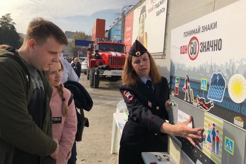 В Краснодаре сотрудники Госавтоинспекции напомнили посетителям выставки транспорта о безопасности на дороге