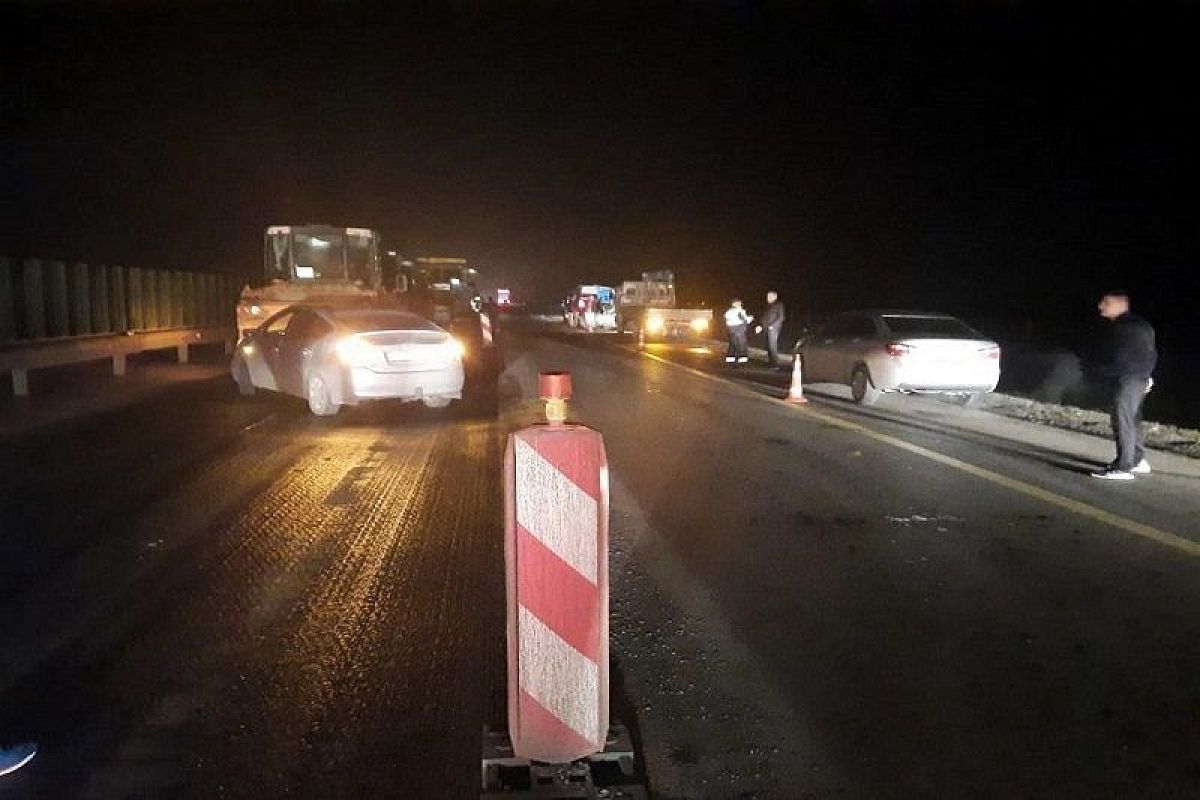 В Краснодарском крае иномарка врезалась в асфальтоукладчик. Погибли два человека