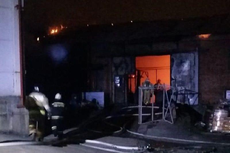 На улице Новороссийской в Краснодаре ночью сгорели склады