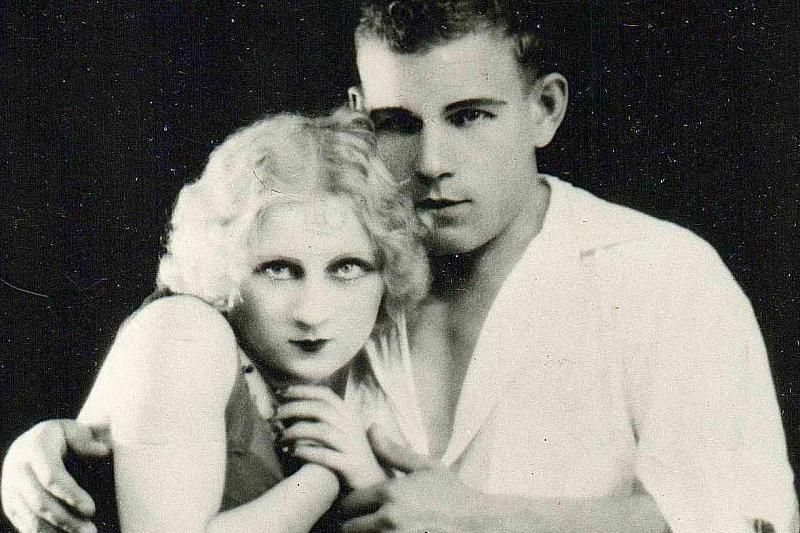 На снимке 1929 года Гавриил Солодухин  вместе с партнершей Лилей Лидянской в театре города Мехико.