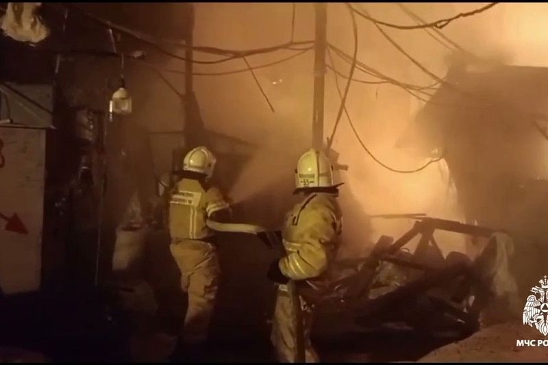 Крупный пожар в деревообрабатывающем цехе тушат в Краснодарском крае