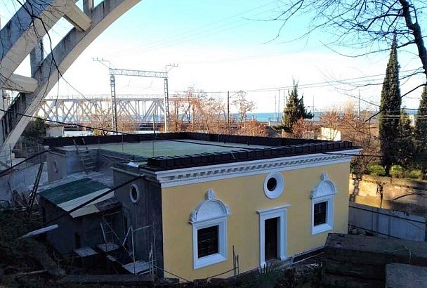 Фасады построенной почти 90 лет назад насосной станции отреставрировали в Сочи