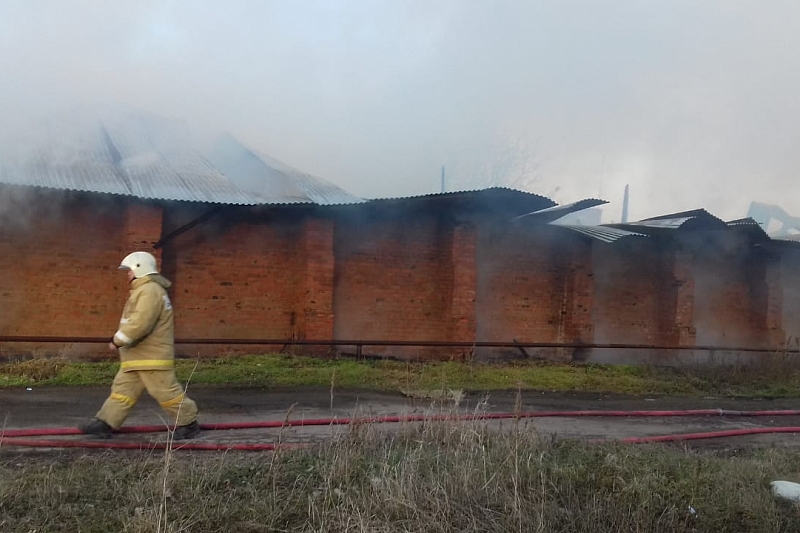 В Краснодарском крае горели склады на площади 500 кв. м