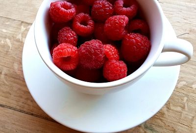 Пьем его для разжижения крови: чай из листьев малины и смородины может заменить вам аспирин