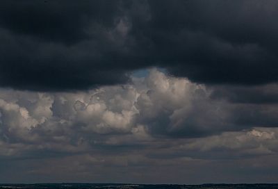 На побережье Черного моря ожидаются ливни с градом и шквалистый ветер