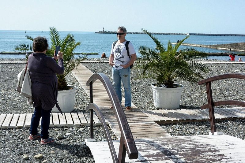 Беседки, качели и скамейки: в Сочи оборудовали 22 зимних пляжа
