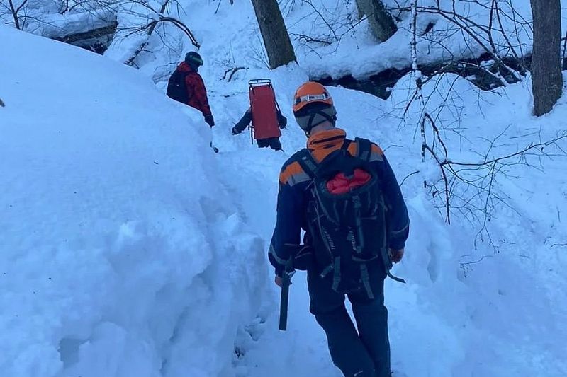 Спасатели эвакуировали сошедшего с трассы в горах Красной Поляны сноубордиста  