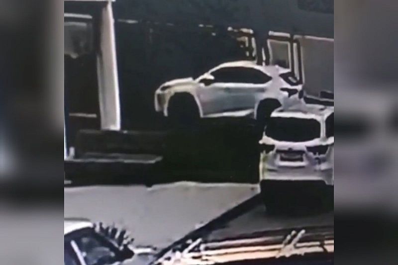 Ущерб на полмиллиона: житель Краснодара попрыгал на крыше припаркованного Lexus