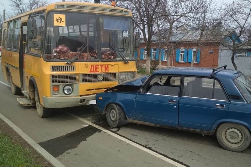 Житель Краснодарского края устроил ДТП со школьным  автобусом