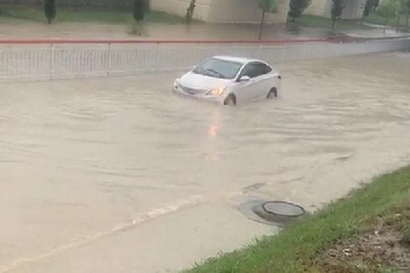 Администрация Сочи заявила, что сильный дождь не нарушил движение транспорта в городе