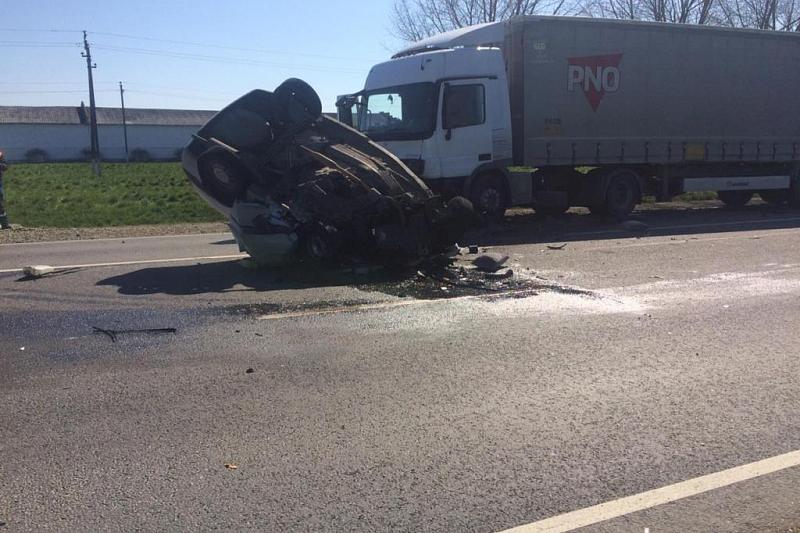 В Краснодарском крае в ДТП на встречной полосе погиб 21-летний водитель иномарки