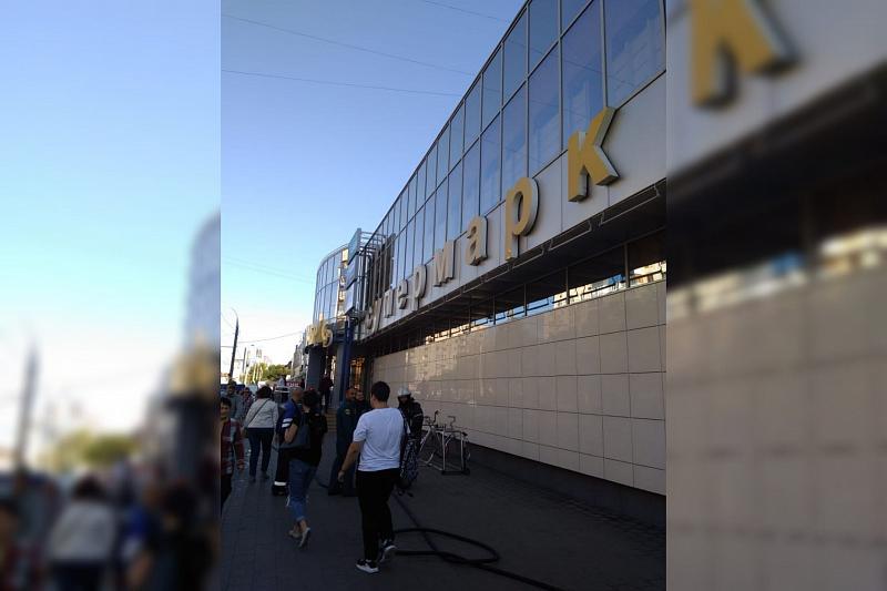В Краснодаре из-за пожара в супермаркете «Табрис» эвакуировали 90 человек