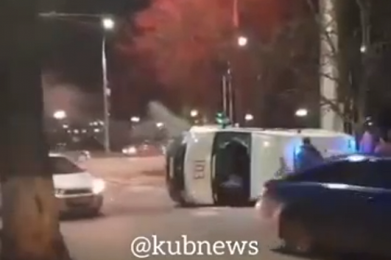 В Краснодаре в ДТП перевернулась еще одна карета «скорой помощи» (видео)