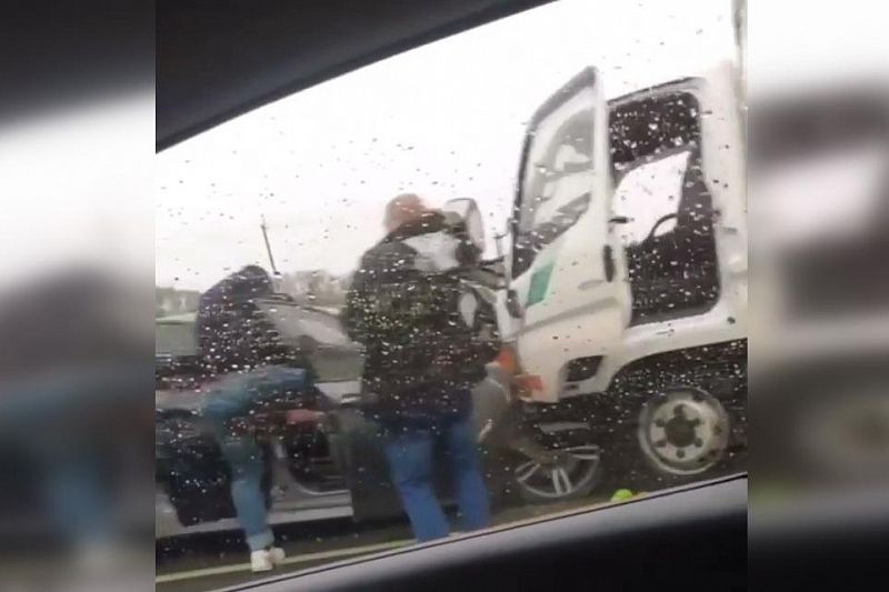 Две легковушки и грузовик столкнулись на мокрой дороге в Краснодаре