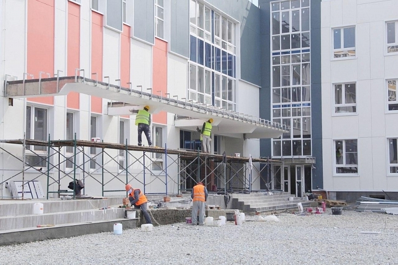 Строительство во время карантина: новая школа на 1100 мест по улице Красных Партизан готова на 90%