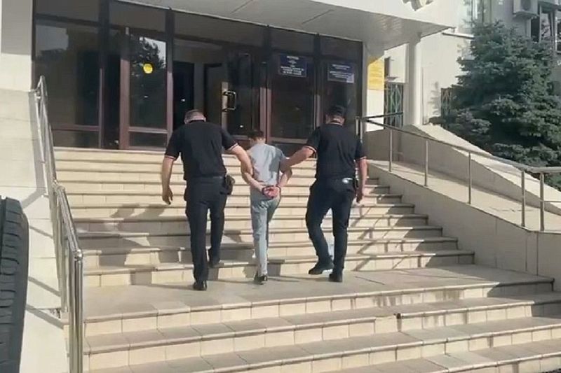 На улице Геленджика мужчина с ножом напал на свою девушку. Он задержан