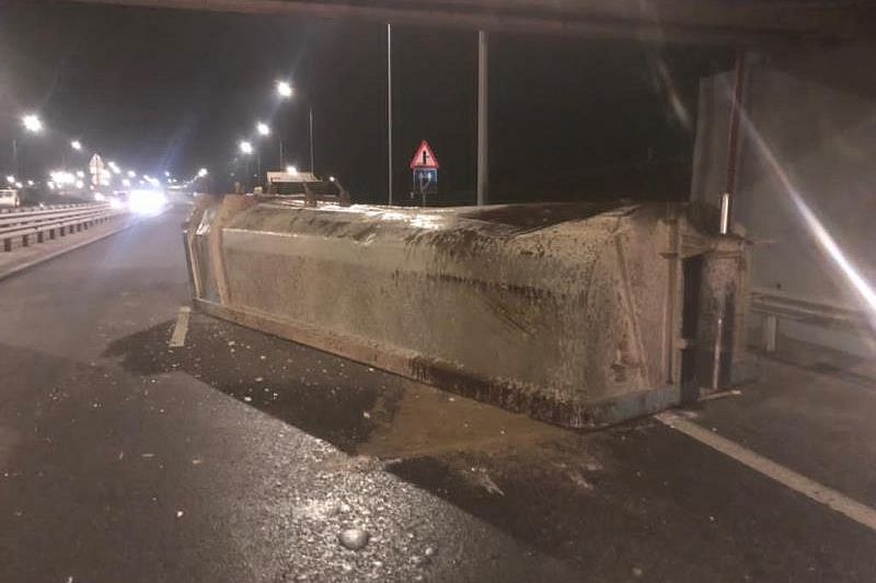 Кузов КамАЗа ударился об конструкцию моста и оторвался от шасси грузовика во время движения