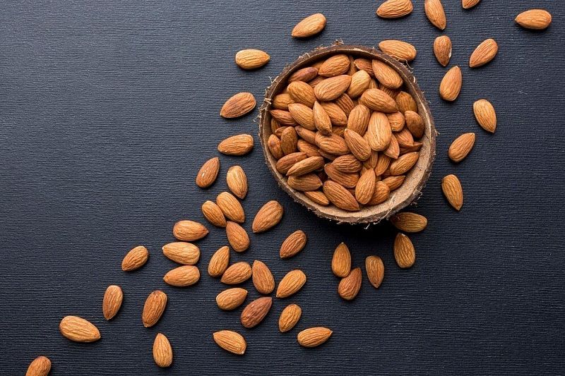 Грызи орехи для потехи: как миндаль здоровье сохранит