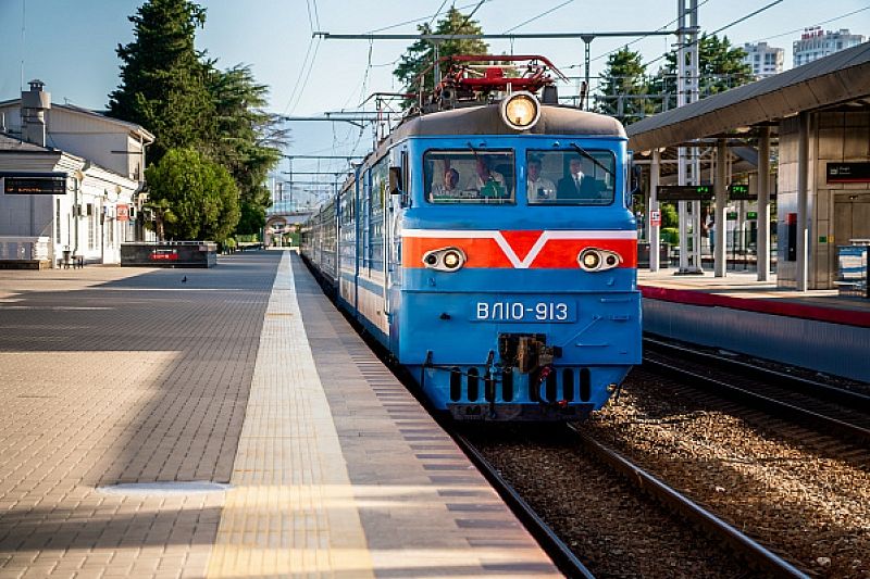 На Черноморском побережье возобновил курсирование туристический поезд «Сочи»