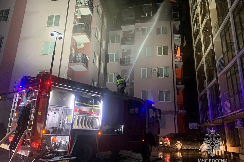 Шестой этаж многоквартирного дома на улице Тимирязева в Сочи выгорел полностью
