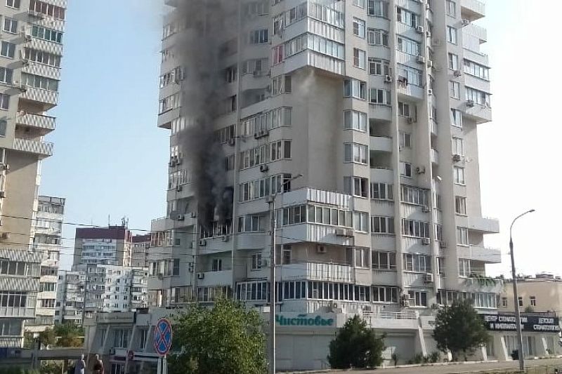 В ЖК «Два капитана» в Новороссийске загорелась квартира. Эвакуированы 32 человека 