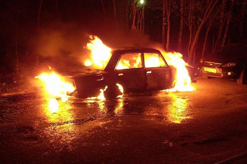 В Краснодарском крае двое молодых людей угнали и сожгли автомобиль
