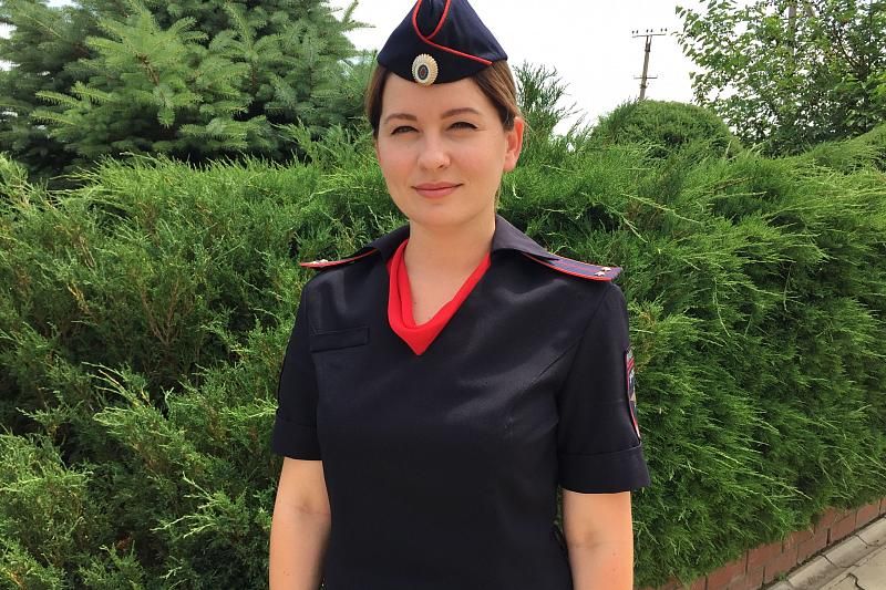 В Краснодарском крае девушка-полицейский помогла потушить пожар в доме