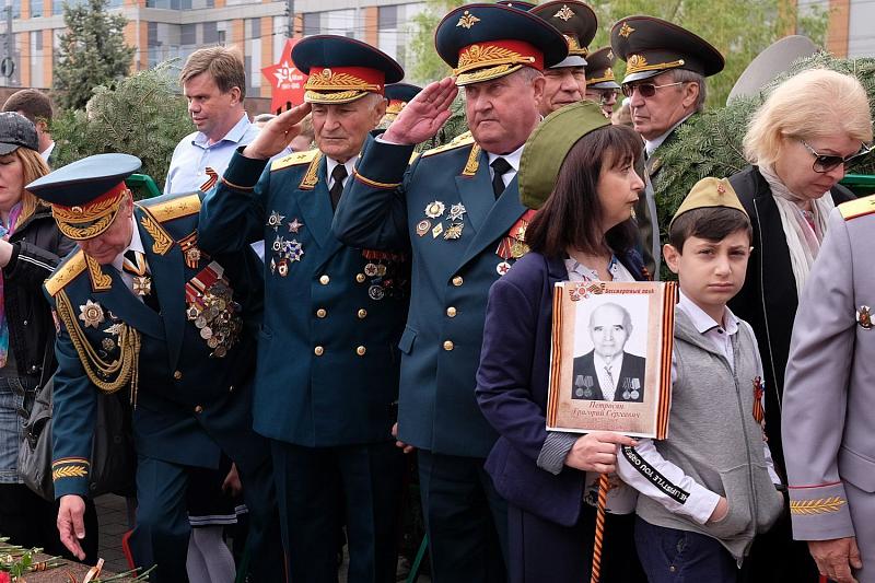 В День Победы на площади Памяти Героев собрались тысячи человек.