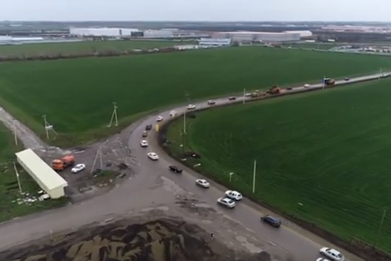 Ремонт дороги к поселку Индустриальному в Краснодаре показали с высоты птичьего полета