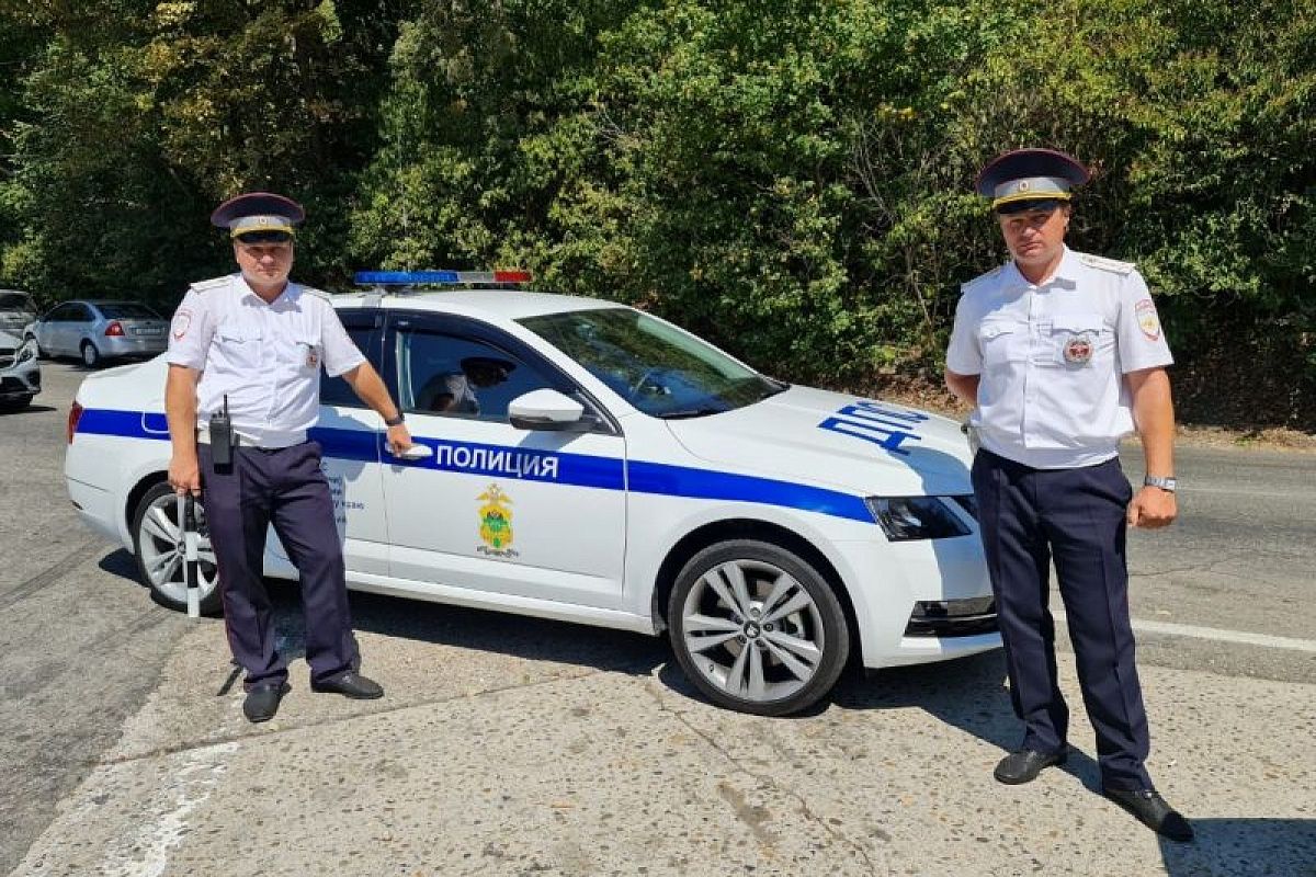 В Сочи сотрудники ДПС доставили в больницу водителя с сильными болями в животе