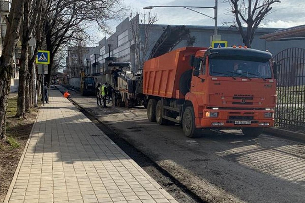 На Кубани отремонтируют ведущие к больницам и поликлиникам дороги