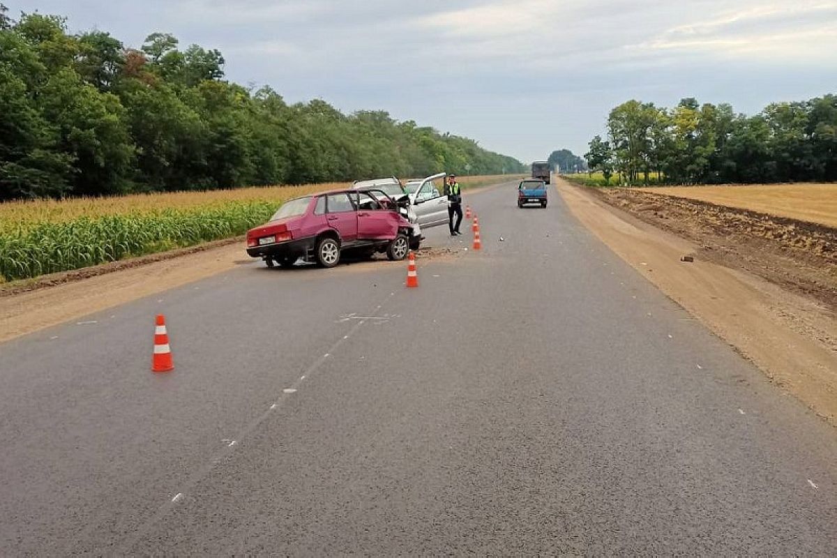 На Кубани в лобовом ДТП с «Нивой» погиб водитель ВАЗа