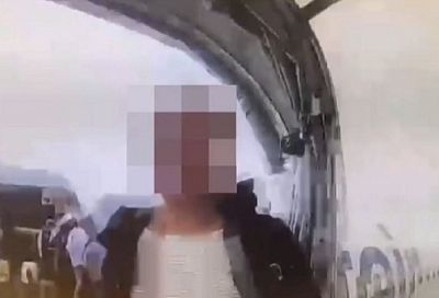 В аэропорту Анапы с рейса сняли буйную пассажирку, укусившую бортпроводницу