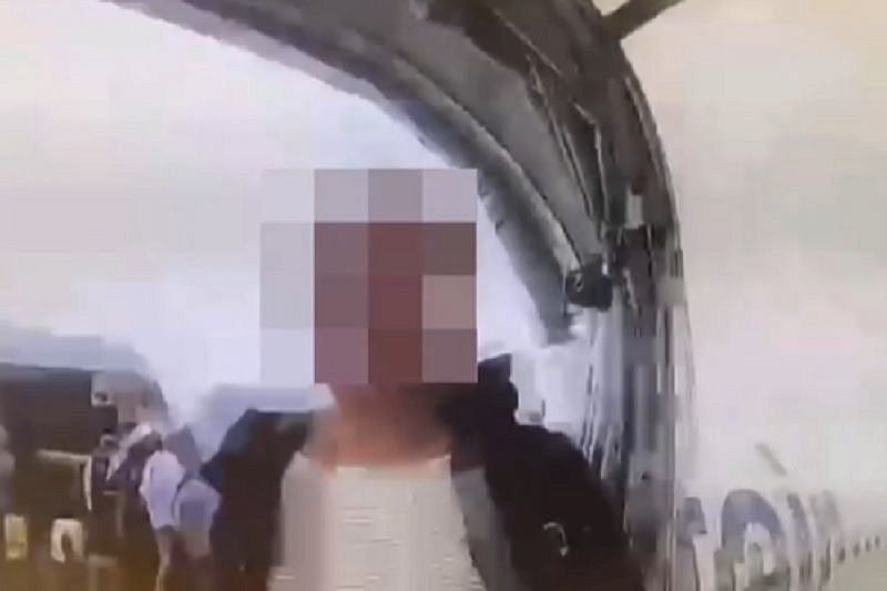 В аэропорту Анапы с рейса сняли буйную пассажирку, укусившую бортпроводницу
