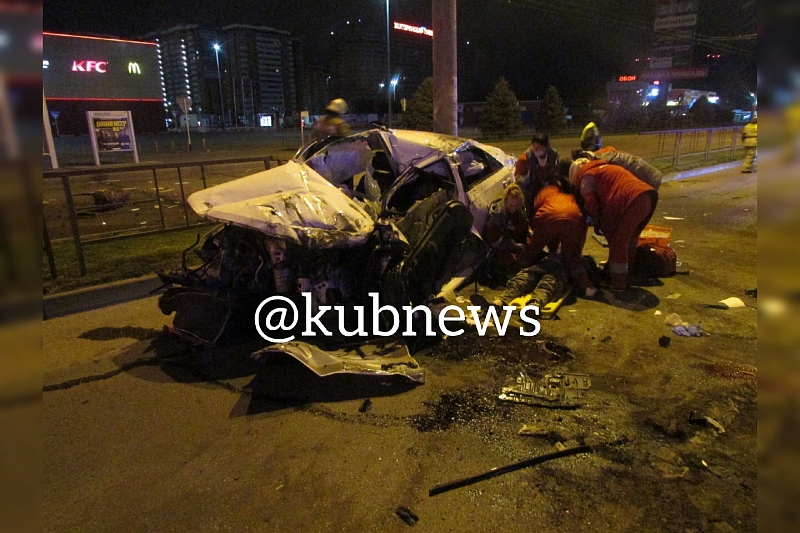 В Краснодаре в жестком ночном ДТП погибли водитель и пассажирка Toyota