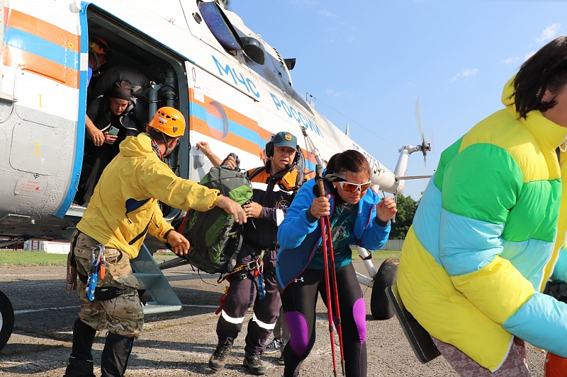 В Сочи спасатели эвакуировали на вертолете заблудившихся туристов