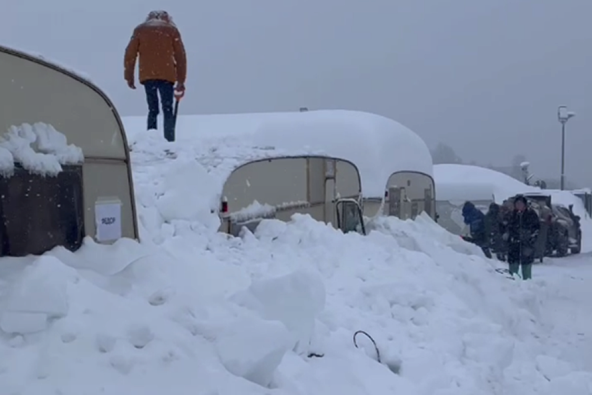 Актер Гоша Куценко снял на видео в горах под Сочи занесенные снегом по крышу съемочные вагончики 