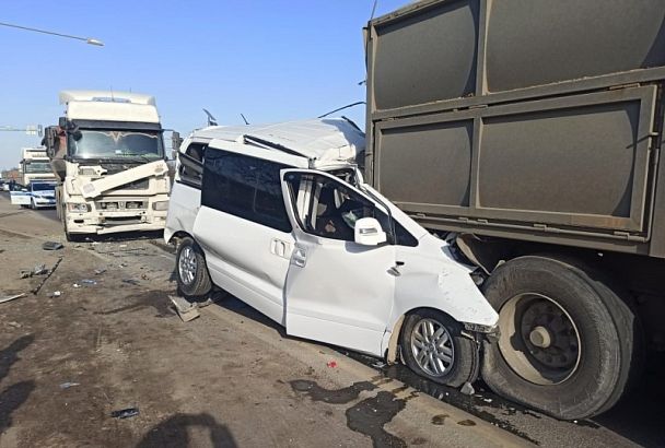 10-летний мальчик пострадал в ДТП с участием двух грузовиков и микроавтобуса в Адыгее