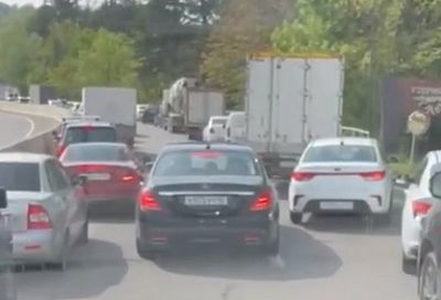 В Сочи задержали водителя Mercedes, не пропустившего «скорую»