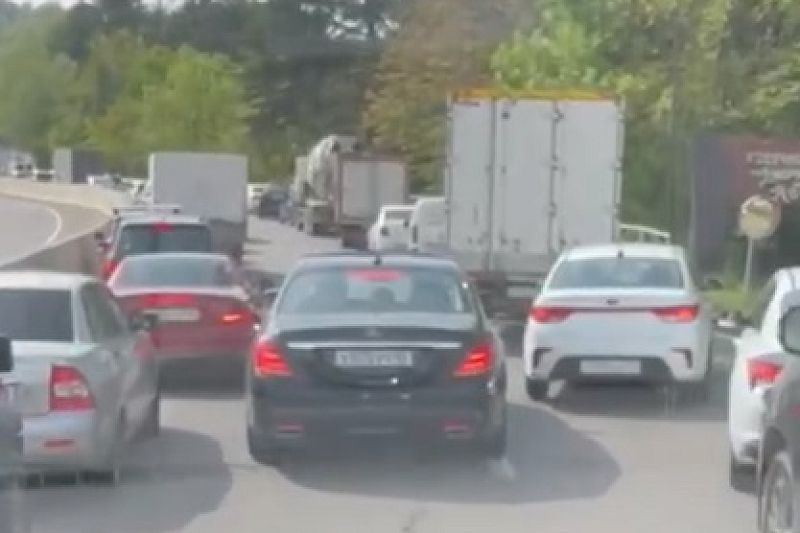 В Сочи задержали водителя Mercedes, не пропустившего «скорую»